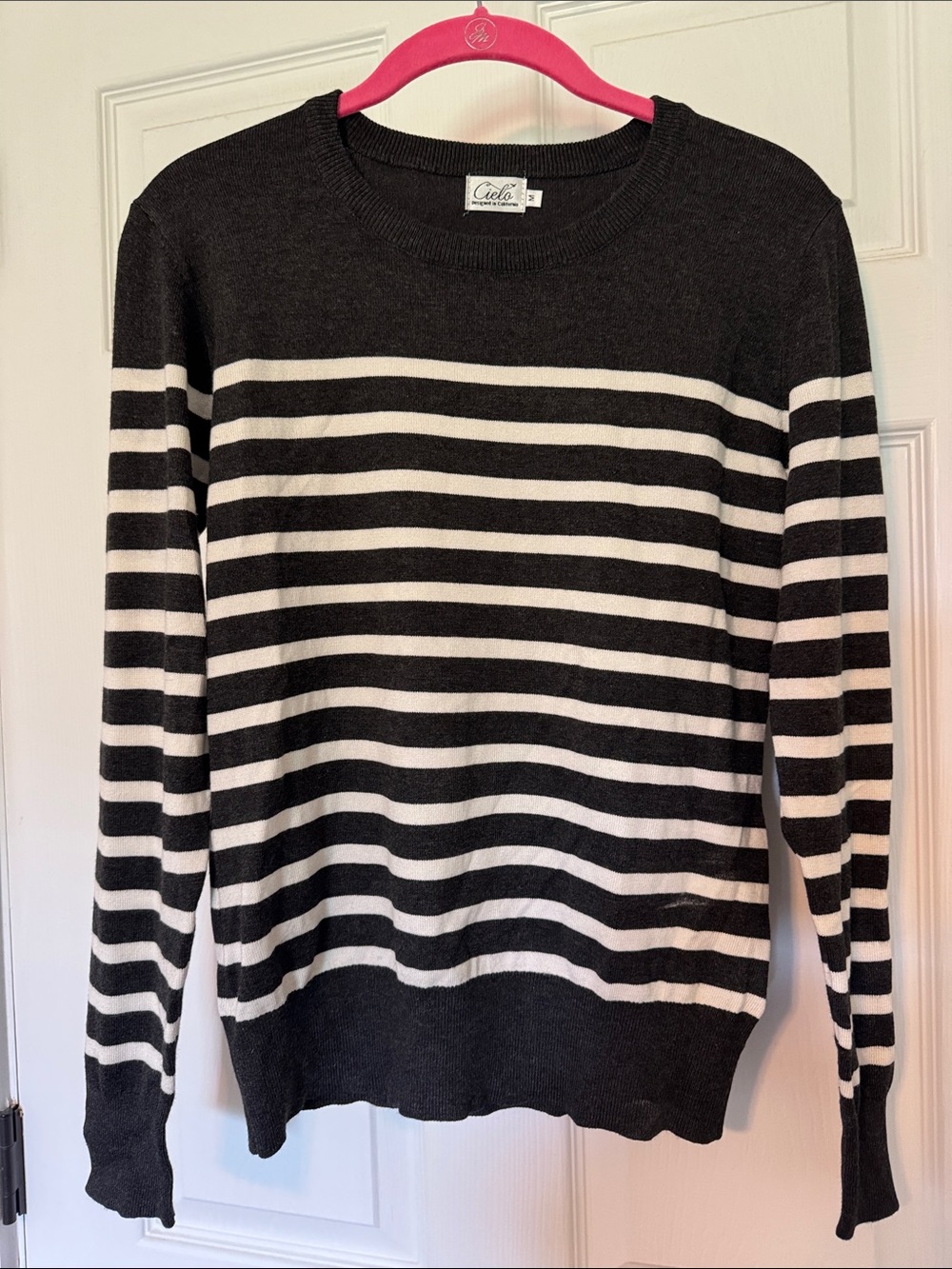 Cielo Women’s Gray & White Striped Crewneck Ribbed Cuff Sweater